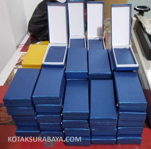 kotak souvenir biru emas 2
