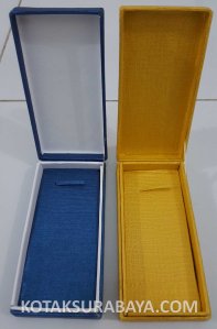 kotak souvenir biru emas
